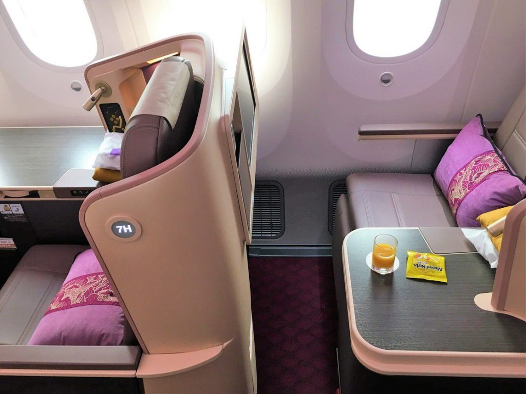 juneyao business class dreamliner b787-9 seat side