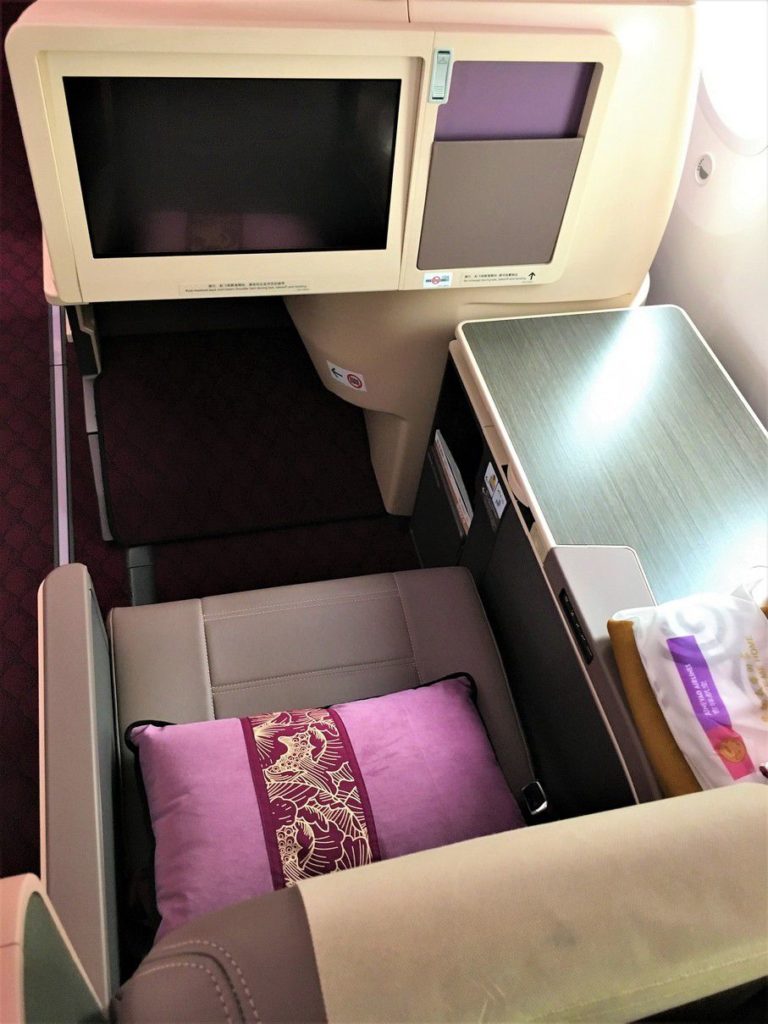 juneyao business class dreamliner b787-9 seat above