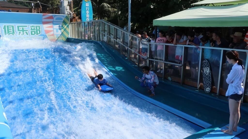 Wuzhizhou island Sanya wave surfing